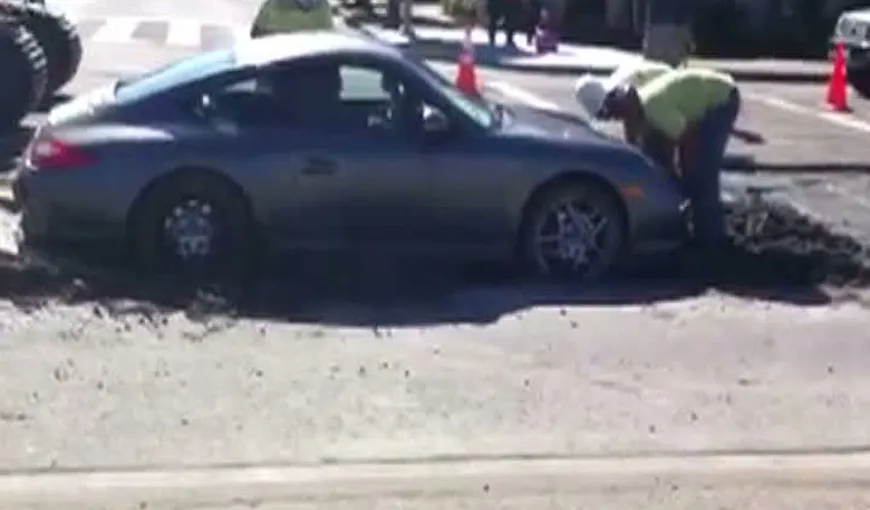 Un şofer a rămas înţepenit cu Porsche-ul în ciment proaspăt turnat VIDEO