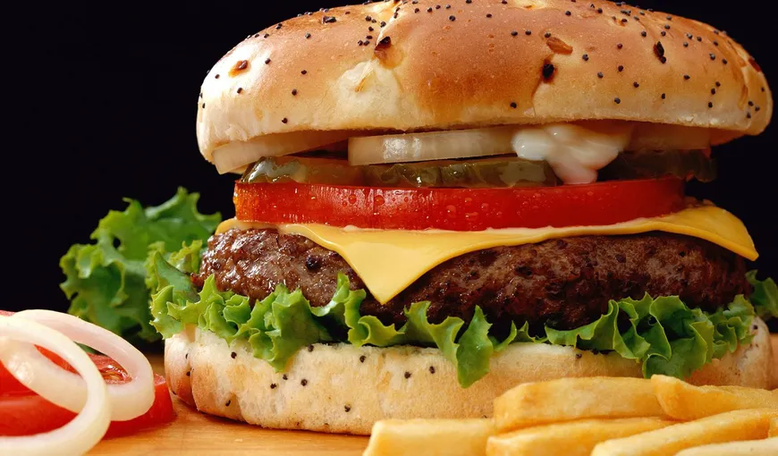 Primul hamburger din carne artificială, obţinută în laborator, va putea fi preparat în octombrie