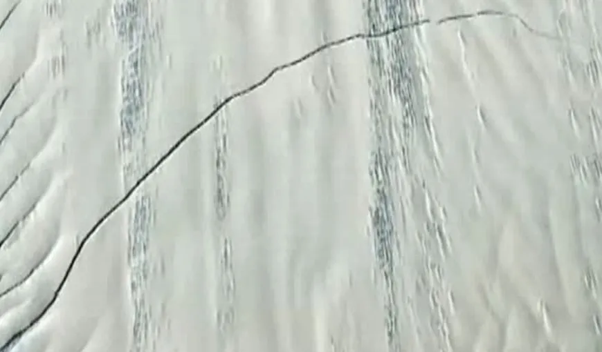 NASA a descoperit fisuri uriaşe în gheaţa Antarcticii VIDEO