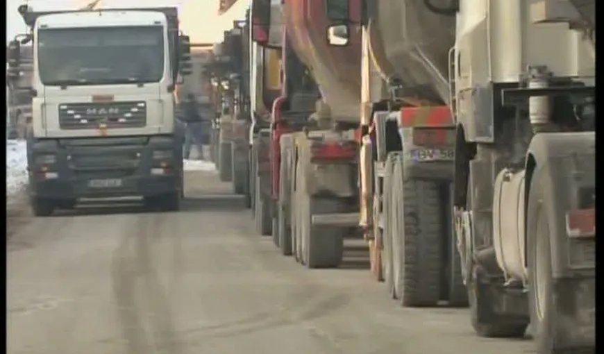 Coadă la sare pentru deszăpezire. Zeci de camioane aşteaptă la mina de sare Slănic Prahova