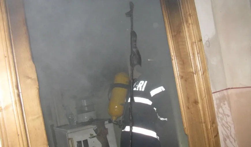 Apartamentul unui bloc din Craiova a fost distrus de un incendiu puternic