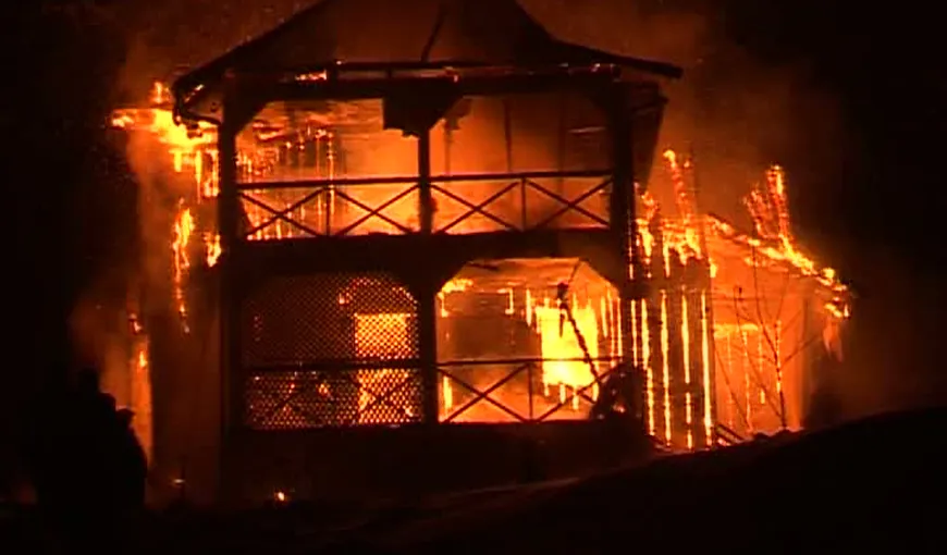 Casa de vacanţă a unei cunoscute avocate din Bacău a fost făcută scrum într-un incendiu VIDEO