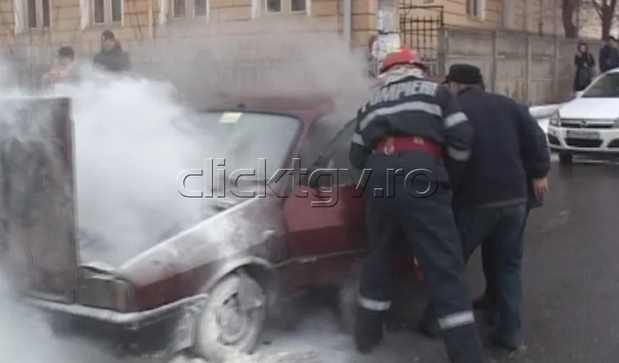 O maşină a luat foc în trafic, în mijlocul Târgoviştei VIDEO