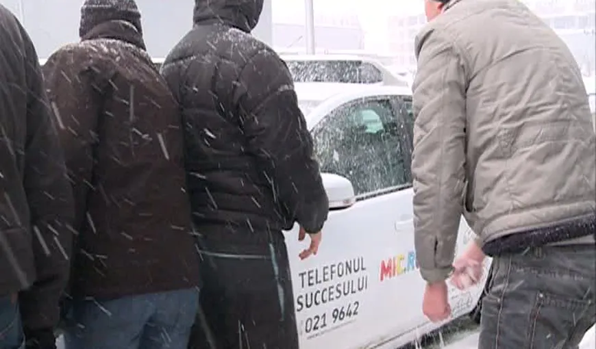 Aproximativ 200 de angajaţi ai mic.ro au protestat în faţa sediului din Pipera
