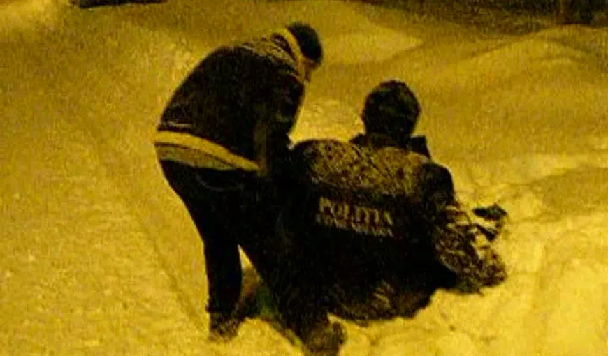 Un poliţist mort de beat face tumbe în zăpadă VIDEO