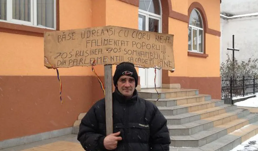 Protestatarul singuratic din Baia de Arieş s-a dus să deszăpezească singur Buzăul