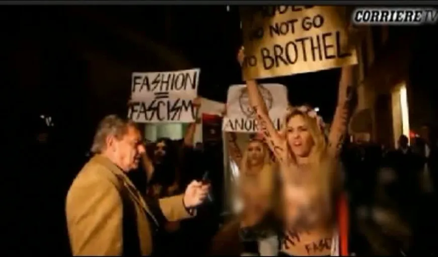 Activistele de la Femen au organizat un protest topless la o prezentare a casei Versace VIDEO