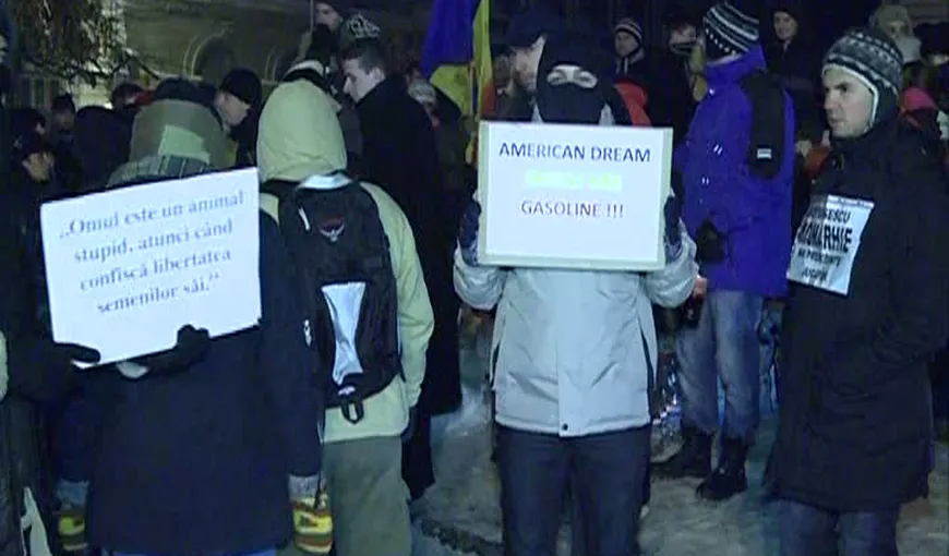 Proteste „umanitare” în Piaţa Universităţii. Zeci de oameni s-au adunat în centrul Capitalei VIDEO