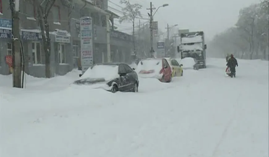 Buzăul, îngropat în zăpadă. Sute de maşini au rămas blocate în Râmnicu Sărat VIDEO