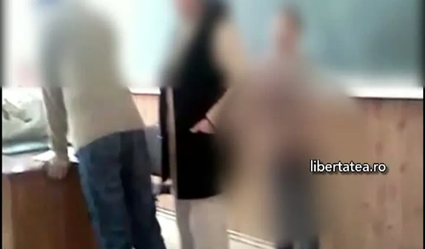 Un elev mimează sexul pe la spatele profesoarei sale VIDEO