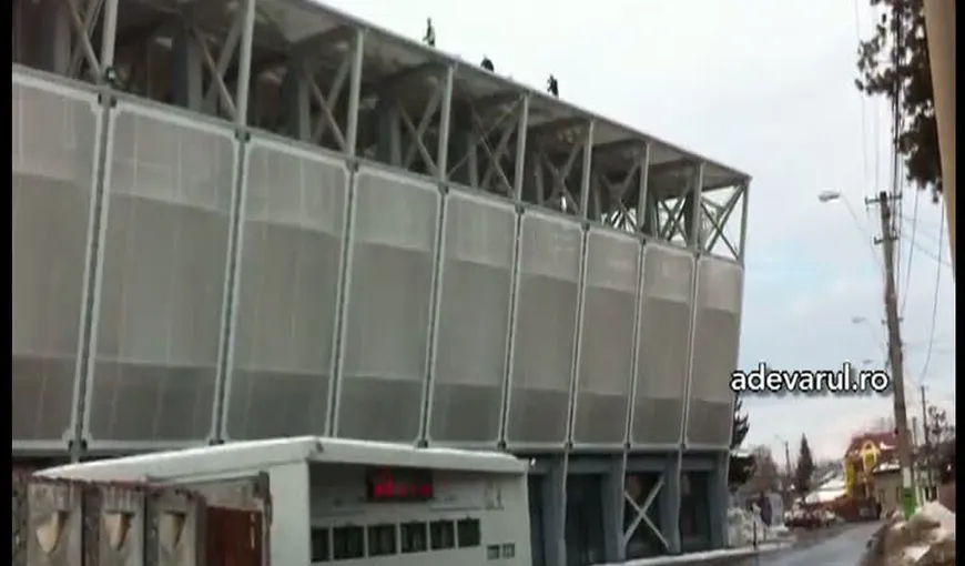 Muncitorii care deszăpezesc stadionul din Ploieşti pun în pericol viaţa trecătorilor VIDEO