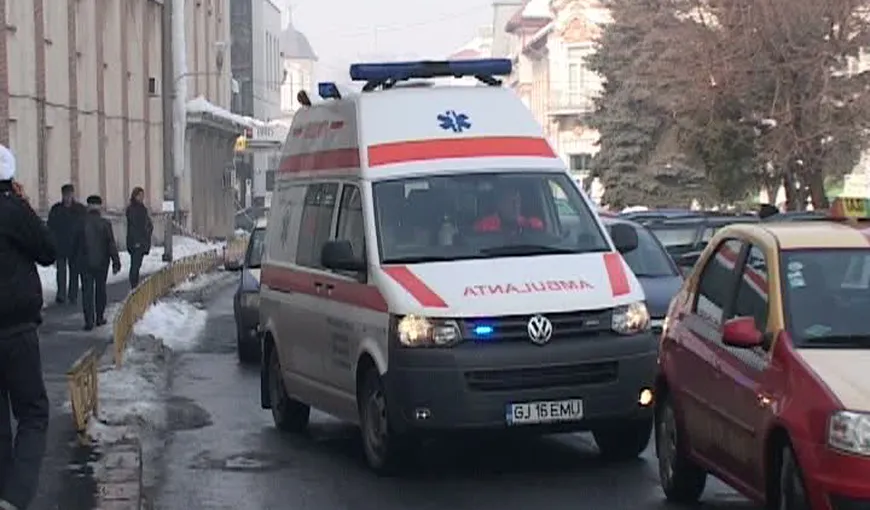 Taxiurile blochează intrarea de la secţia de primiri-urgenţe a spitalului din Târgu-Jiu VIDEO