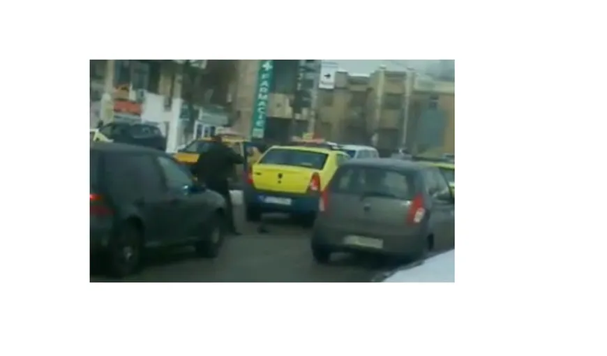 Un taximetrist şi un pieton s-au luat la bătaie în mijlocul străzii la Craiova VIDEO