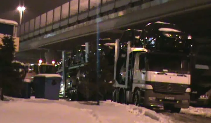 Trailer cu maşini blocat în zăpadă şi tractat de pompieri VIDEO