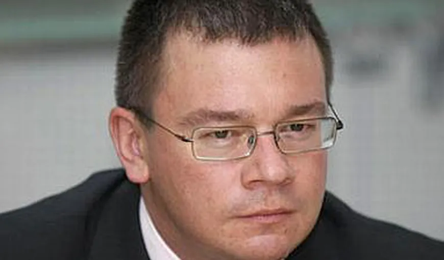 Mihai Răzvan Ungureanu a fost dat în judecată de un fost şef de Poliţie