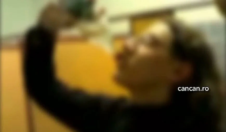 Un elev rus a băut un litru de votcă pe nerăsuflate. A ajuns sub bancă VIDEO
