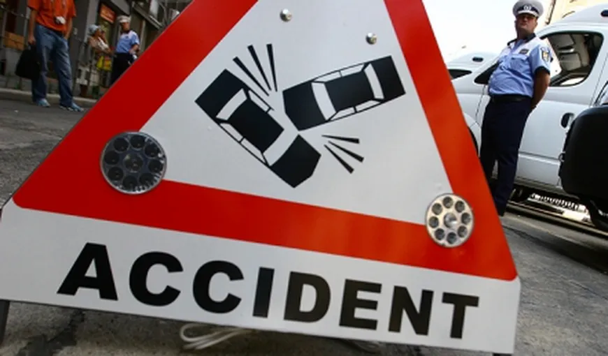 Patru persoane rănite, după ce un autoturism s-a ciocnit cu o ambulanţă într-o intersecţie din Buzău