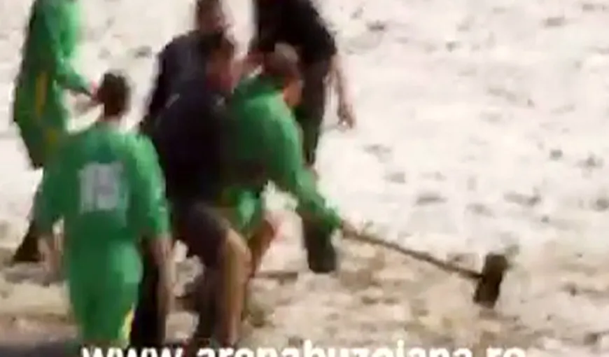 Arbitru, alergat cu lopata la un meci de fotbal VIDEO