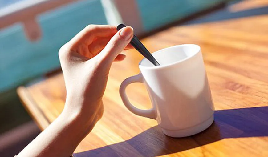 Scapă de furie amestecând în ceaşca de ceai sau de cafea cu mâna stângă