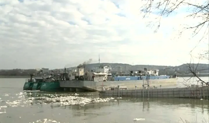 Două barje încărcate cu 2.200 de tone de gazolină, în pericol de a se răsturna pe Dunăre