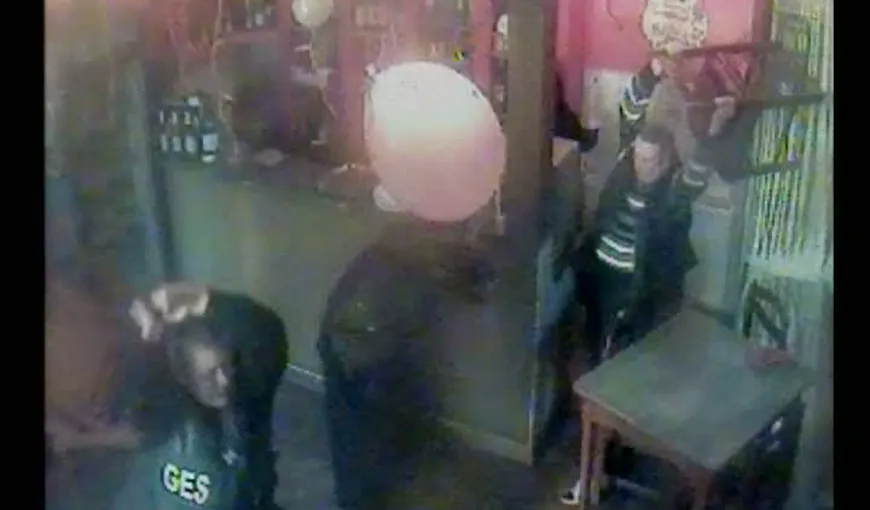 Violenţă fără margini într-un bar din Bârlad. Bătaie cu scaune pentru o ospătăriţă VIDEO