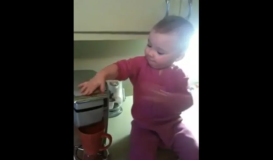 Un bebeluş îi face cafea mamei sale VIDEO