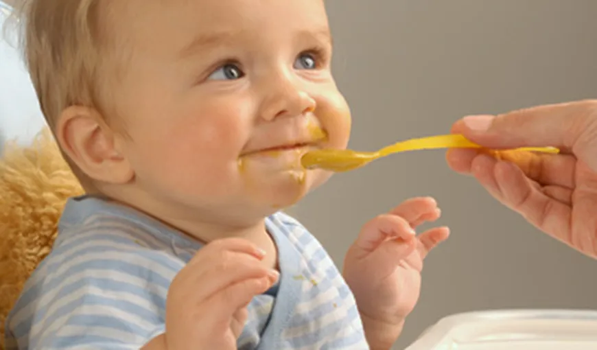 Alimentaţia bebeluşilor: Patru lucruri pe care trebuie să le ştii despre începerea diversificării