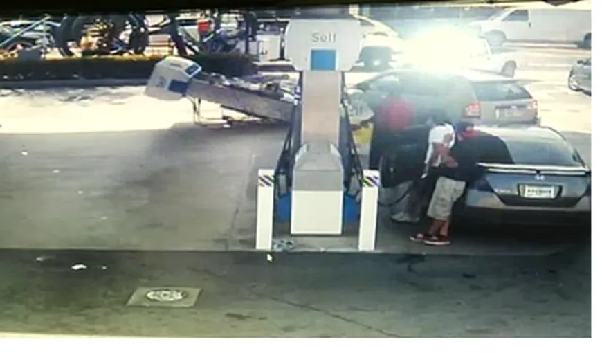 La un pas de dezastru: O şoferiţă a lovit cu maşina o pompă din benzinărie FOTO