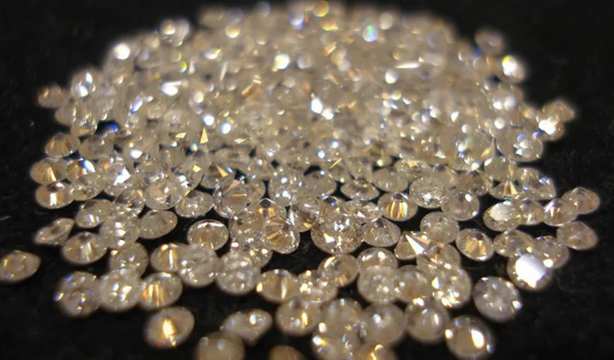 O femeie din Rusia a găsit într-un lift o pungă cu aproape 500 de diamante