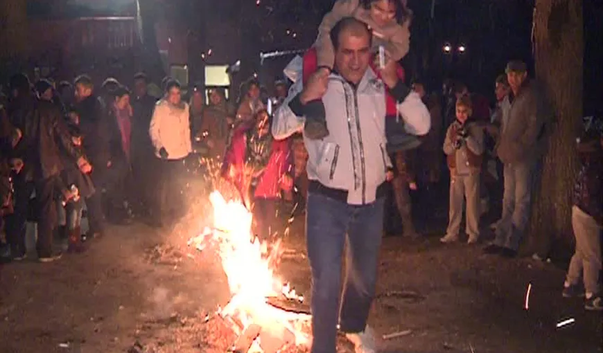 Copiii iranieni sunt trecuţi prin foc înainte de Revelion. Vezi de ce VIDEO