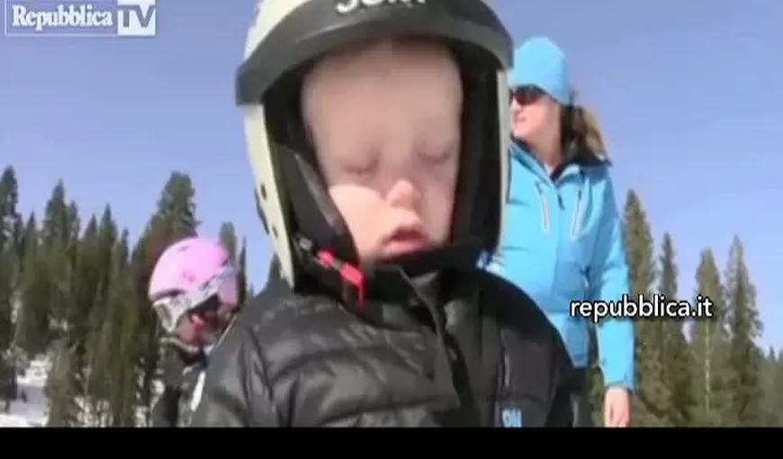Un băieţel adoarme din picioare pe schiuri VIDEO