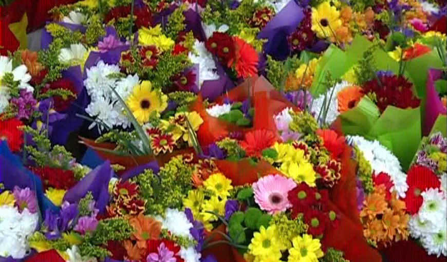 Florile, cadoul perfect. Bărbaţii au invadat cu noaptea-n cap florăriile din Bucureşti VIDEO