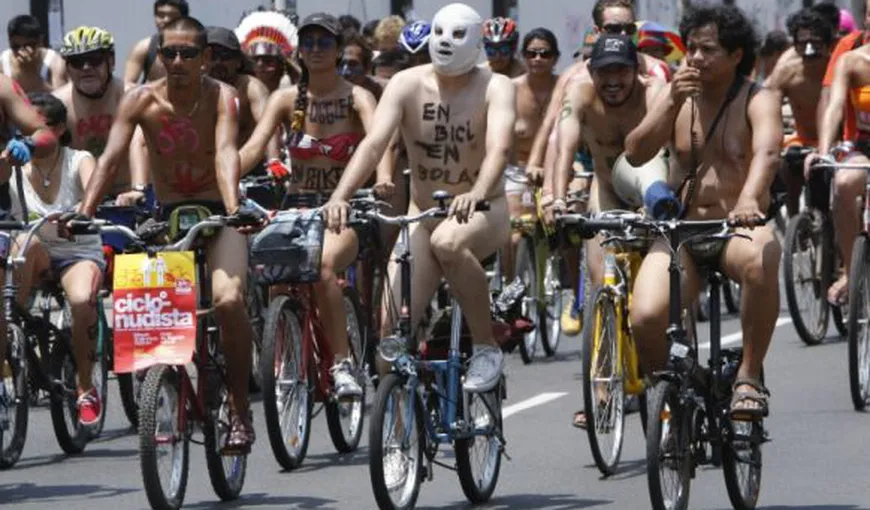 Sute de biciclişti din Peru au protestat dezbrăcaţi faţă de condiţiile de trafic