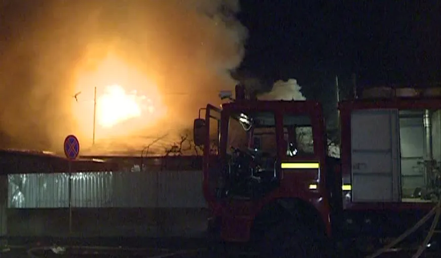 Incendiu în cartierul Ferentari: O casă a luat foc, iar flăcările s-au extins la alte trei clădiri