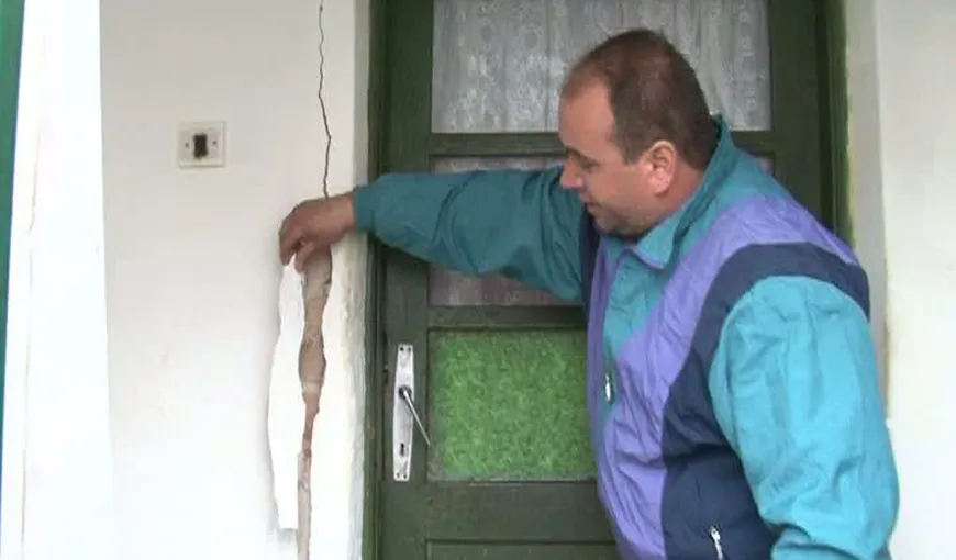 Zeci de case din Argeş au pereţii crăpaţi şi geamurile sparte din cauza lucrările de foraj VIDEO