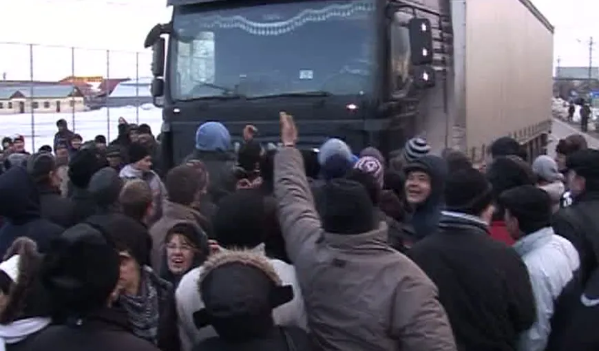 Drumul European 85 a fost blocat de 150 de oameni, supăraţi pe o firmă privată de transport VIDEO