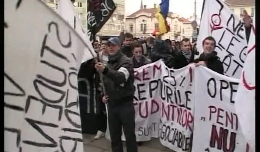 Târgu-Mureş: Sute de studenţi de la Medicină şi Farmacie protestează în faţa prefecturii