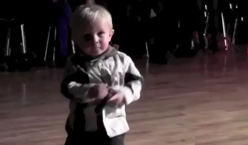 Senzaţie pe internet: Un puşti face spectacol la numai doi ani, dansând jive