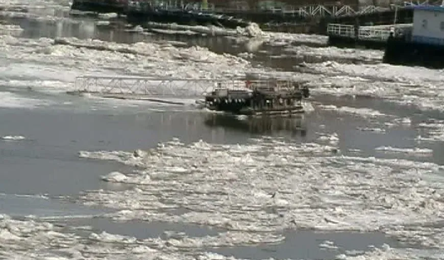 Pontonul Primăriei Tulcea a fost smuls de o banchiză de gheaţă de pe Dunăre VIDEO