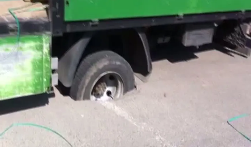 Un camion, înghiţit de asfalt la Craiova VIDEO
