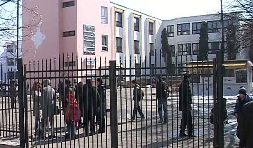 Un elev din Piteşti s-a înfipt într-o ţepuşă din gardul şcolii