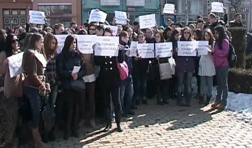 Protest la Târgu Mureş: Studenţii nu vor separare etnică la UMF VIDEO