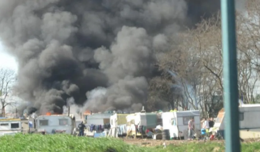 Tabără de romi, distrusă în incendiu în Franţa