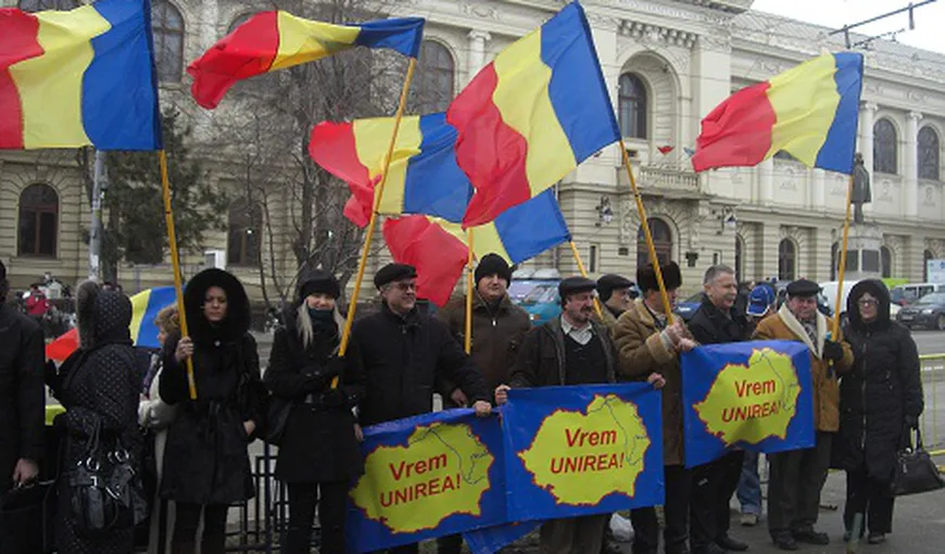 Susţinătorii şi opozanţii unirii Republicii Moldova cu România s-au îmbrâncit la Chişinău VIDEO