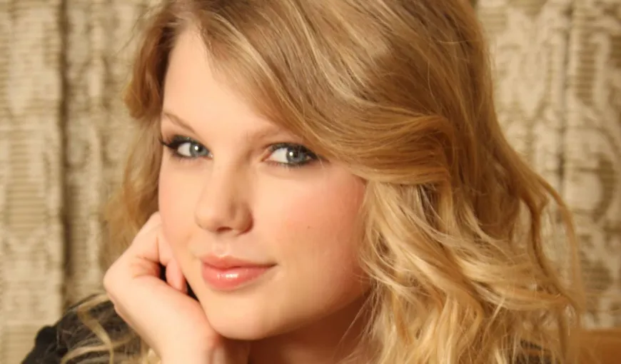 Taylor Swift ar putea juca rolul cântăreţei Joni Mitchell într-un film