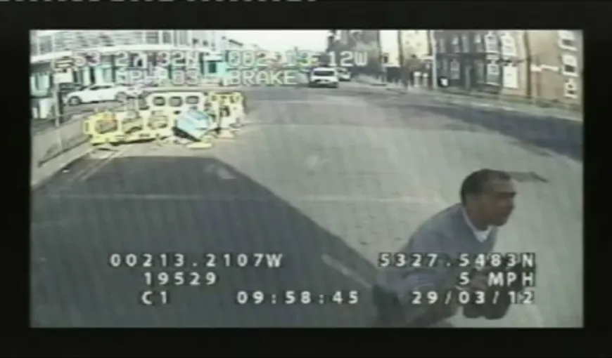 Incredibil! Martorul unui accident rutier a jefuit o femeie care zăcea întinsă pe carosabil VIDEO
