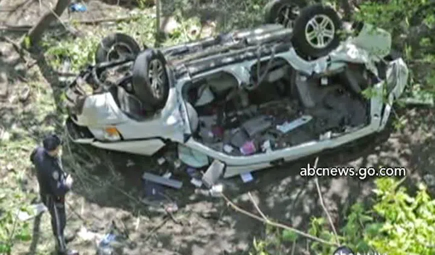 O camionetă a căzut de pe autostradă în grădina zoologică din Bronx. Şapte persoane au murit