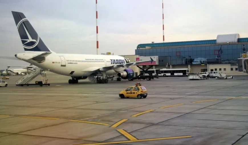 Pistă de aeroport, reparată cu târnăcopul şi cu mătura de paie VIDEO