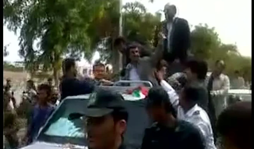 Iran: O femeie a urcat pe maşina lui Ahmadinejad în timp ce acesta făcea turul unui oraş VIDEO