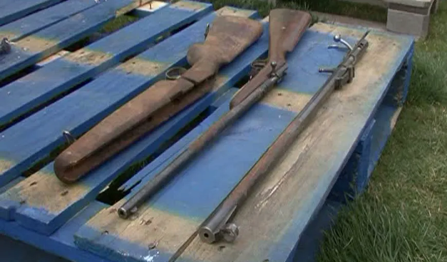 Demolare cu surprize la Târgu Jiu. Două arme au fost găsite în tavanul unei case VIDEO